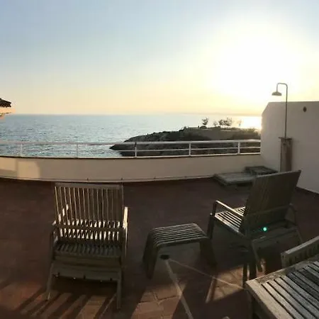Rits Beachfront Салоу